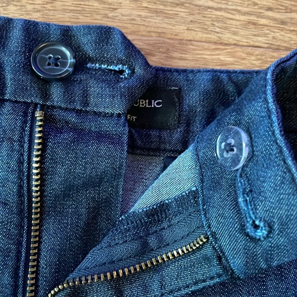 Banana Republic Hampton Fit 9” Denim Chambray Bermuda Shorts - Picture 4 of 5